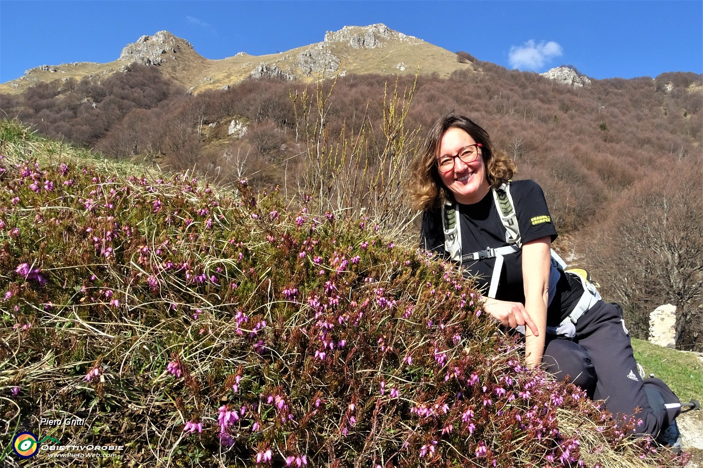 46 Alla Bocchetta di Desio (1335 m) Erica posa felice con...erica !.JPG